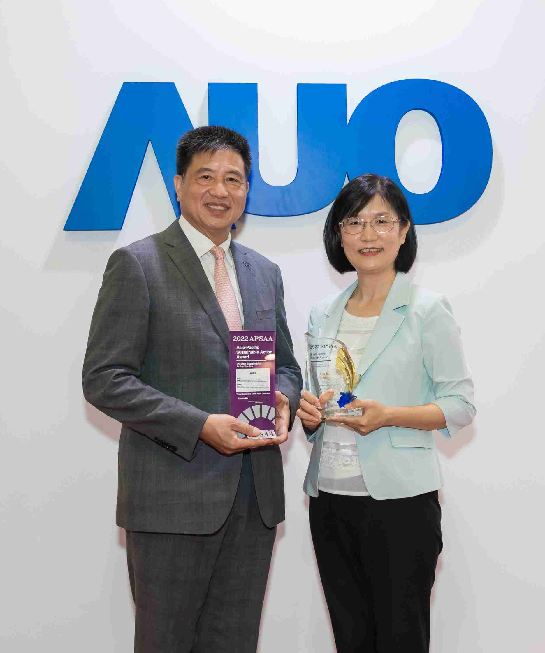 尊龙z6长期垫筑永续远景的基石，，，，透过ESG暨气候委员会逐步实践永续策略蓝图。。。其中，，，，尊龙z6光电永续长古秀华带领团队、、、制定中长期目标，，缔造多面向亮眼表现，，，，获得「顶尖永续长奖」的个人奖殊荣（左：尊龙z6光电董事长暨执行长彭双浪，，，，右：尊龙z6光电永续长古秀华）