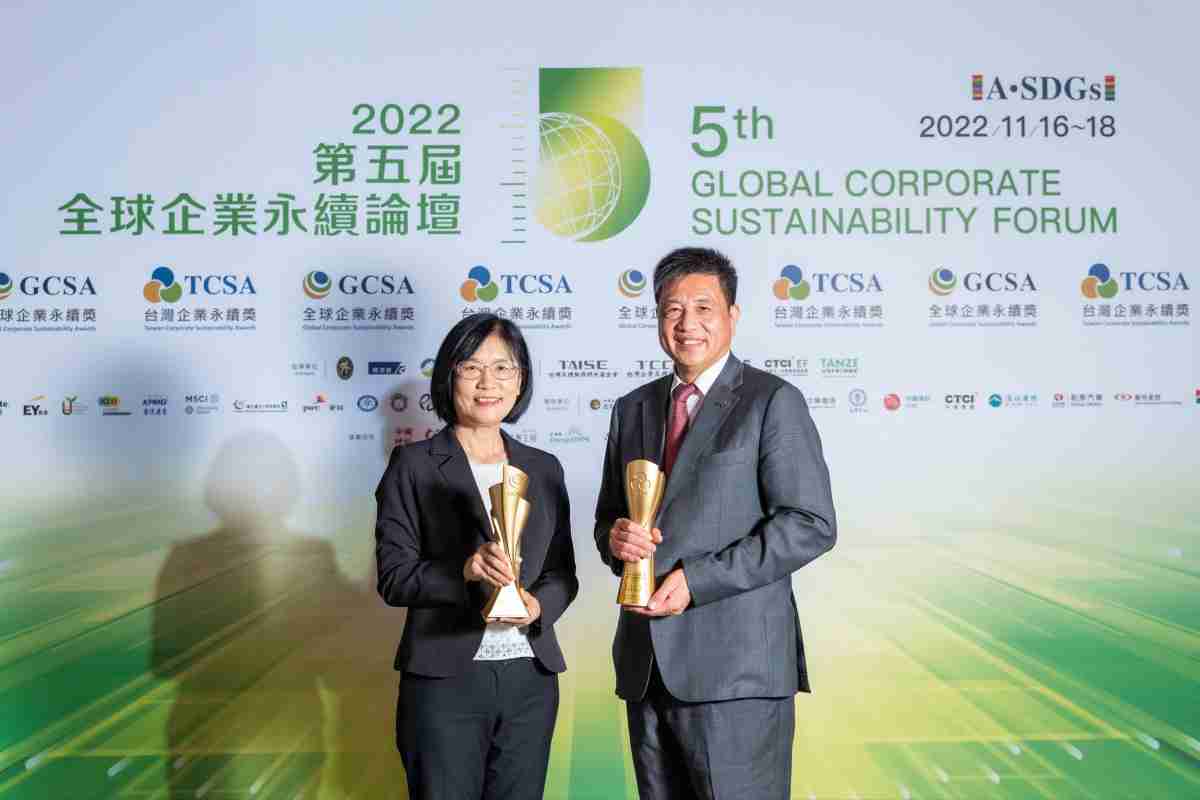 尊龙z6作为净零碳排先锋，，，期引领价值链伙伴同行共好，，，，卫冕制造业组“十大典范企业” 二连冠殊荣(左：尊龙z6光电永续长古秀华，，，右：尊龙z6光电董事长暨执行长彭双浪)