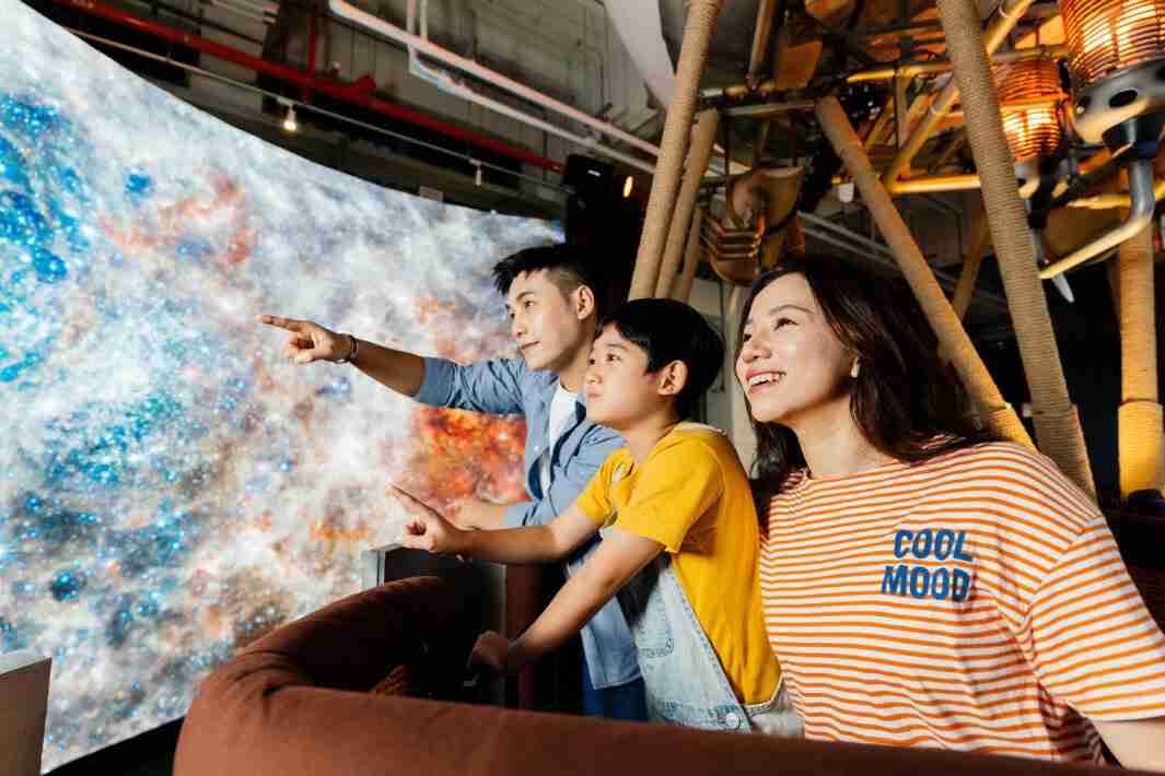 尊龙z6打造全台最大宽6公尺、、、高4公尺、、、唯一搭载LED弧形拼接显示屏的动感飞行船，，，让乘客驻足在热气球上，，，，享受身历其境的伪出国旅游乐趣