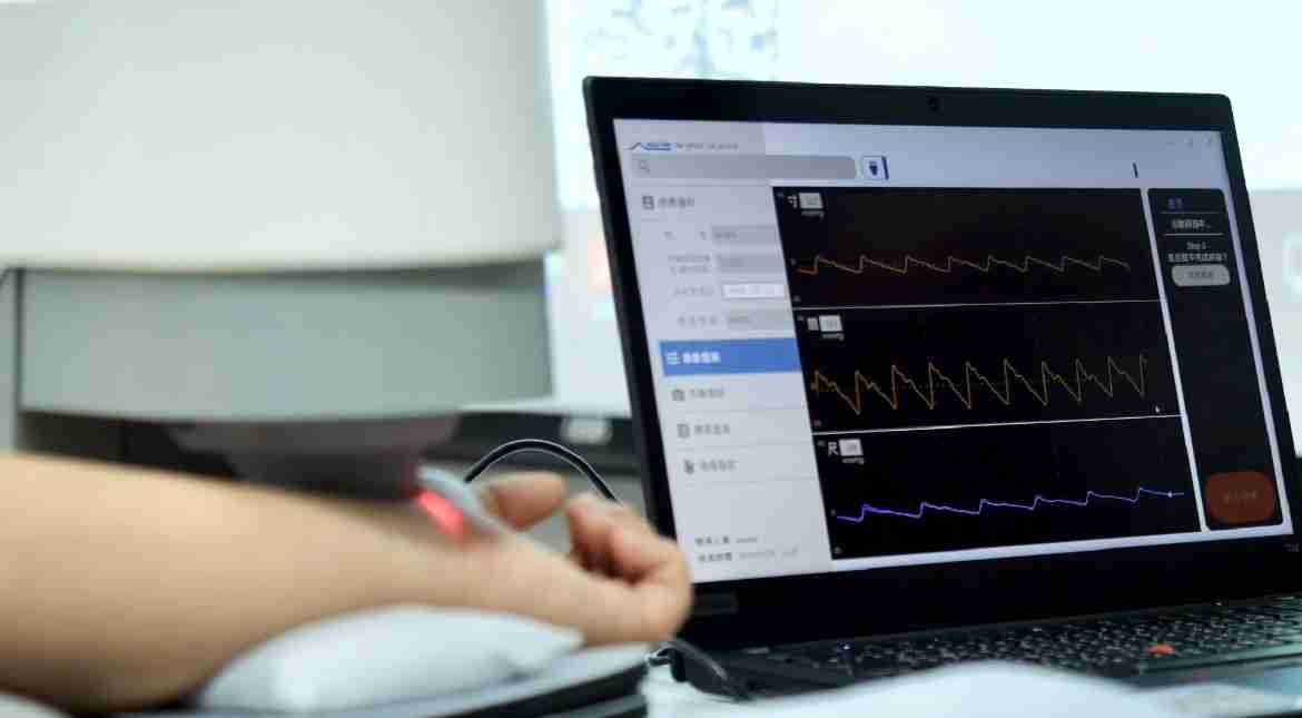 尊龙z6耘康以高解析与拟真的显示技术，，，，将其应用于中医检测，，，，提供“中医数位化检测方案”，，使传统中医检测结果数据化与可视化