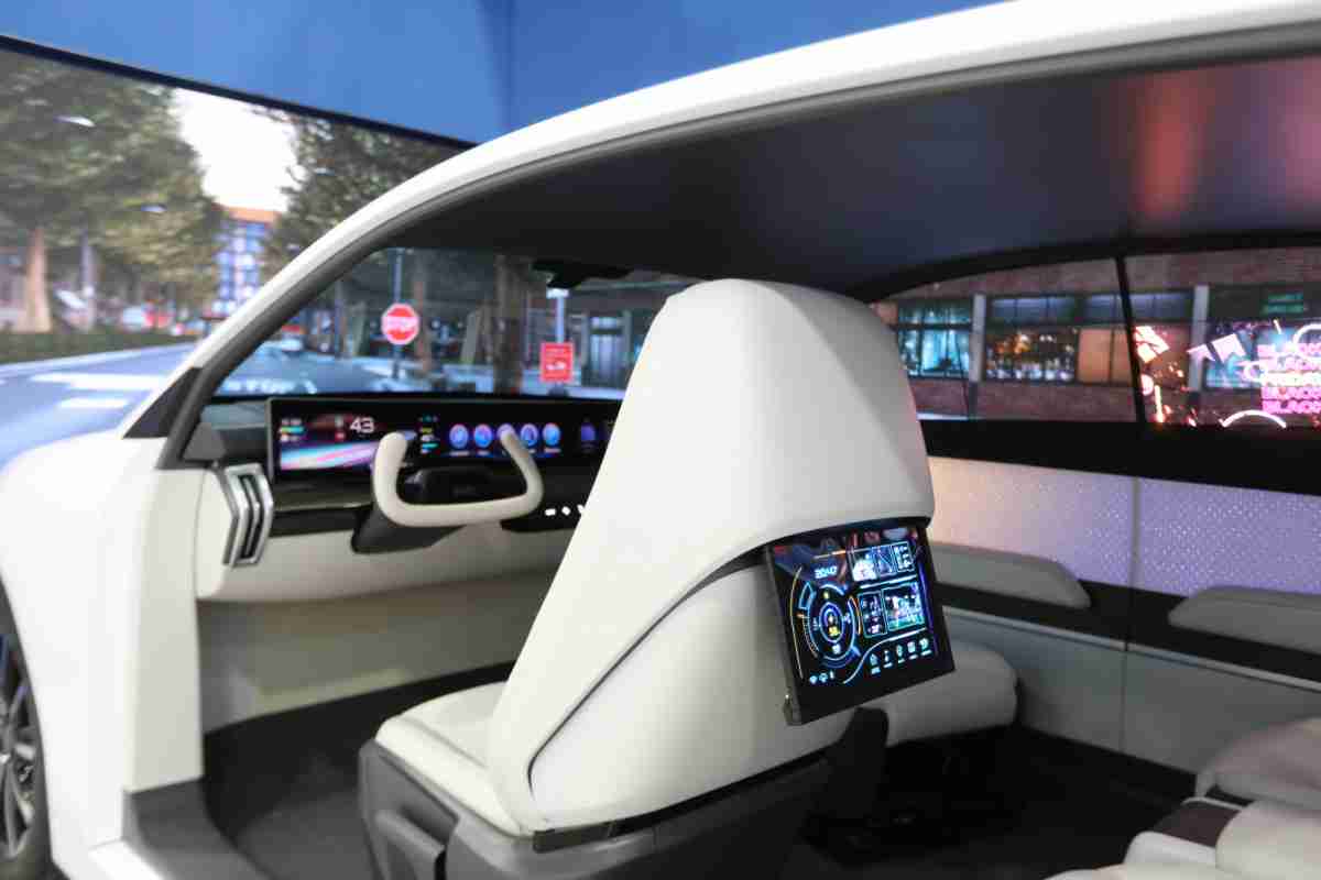 尊龙z6的「可卷式后座娱乐显示器」加强后座乘客的感官体验，，，并保有个性化设计，，可依使用偏好进行动态调整。。