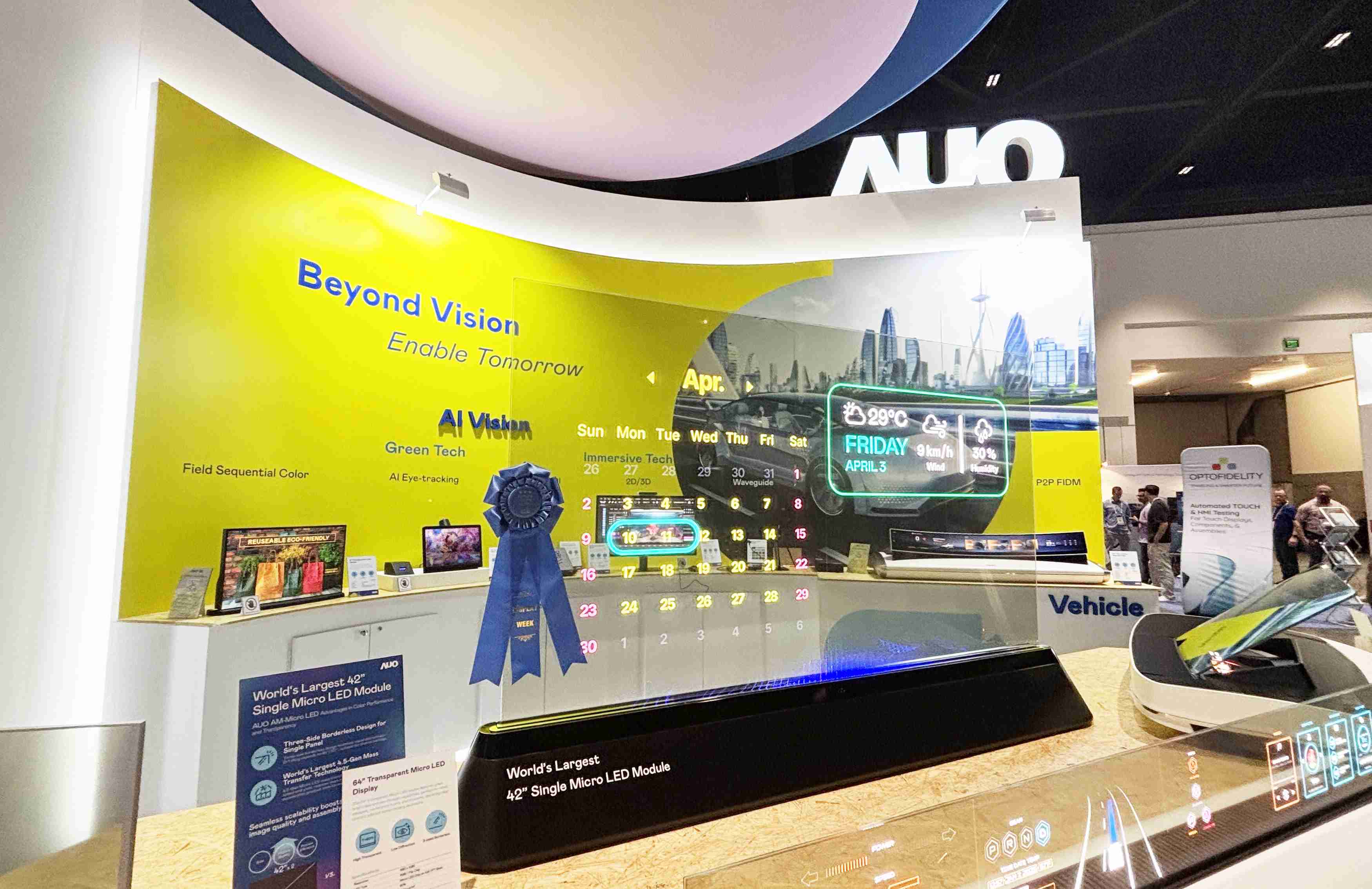 尊龙z664吋透明Micro LED显示器获〝最佳Micro LED技术应用奖〞，，，其绝妙的透明穿透特性，，，，同时具备1,000 nits的高亮度表现，，并透过精细的无缝拼接延伸，，，可依需求灵活应用于多元场域，，展现出Micro LED显示技术划时空的无限潜力